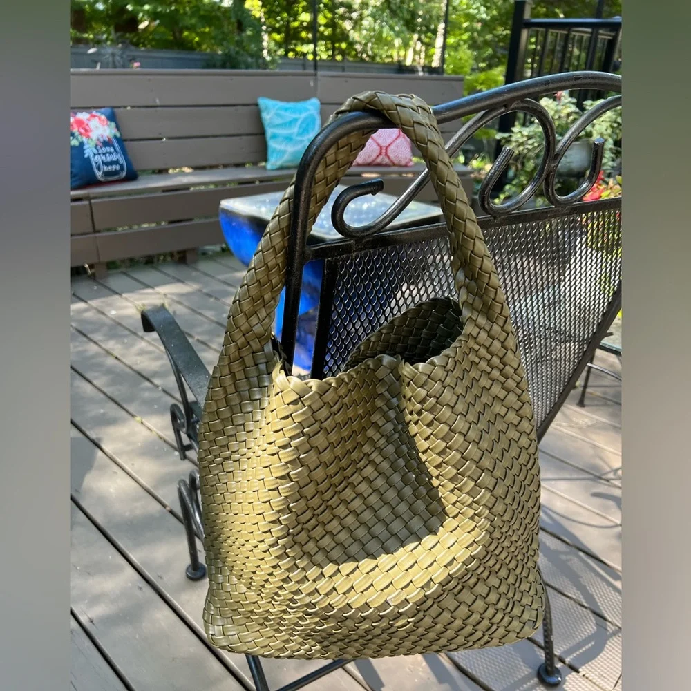 Stylish vegan woven shoulder bag -olive green REDUCED! - Picture 1 of 12